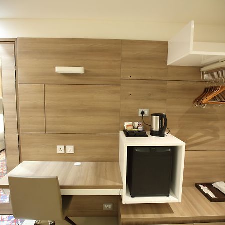 Holiday Inn Gurugram Sector 90 By Ihg Gurgaon Extérieur photo A room at the hotel