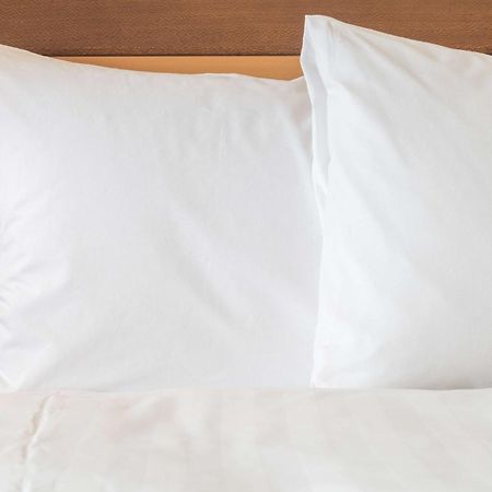 Holiday Inn Gurugram Sector 90 By Ihg Gurgaon Extérieur photo Two pillows on a bed