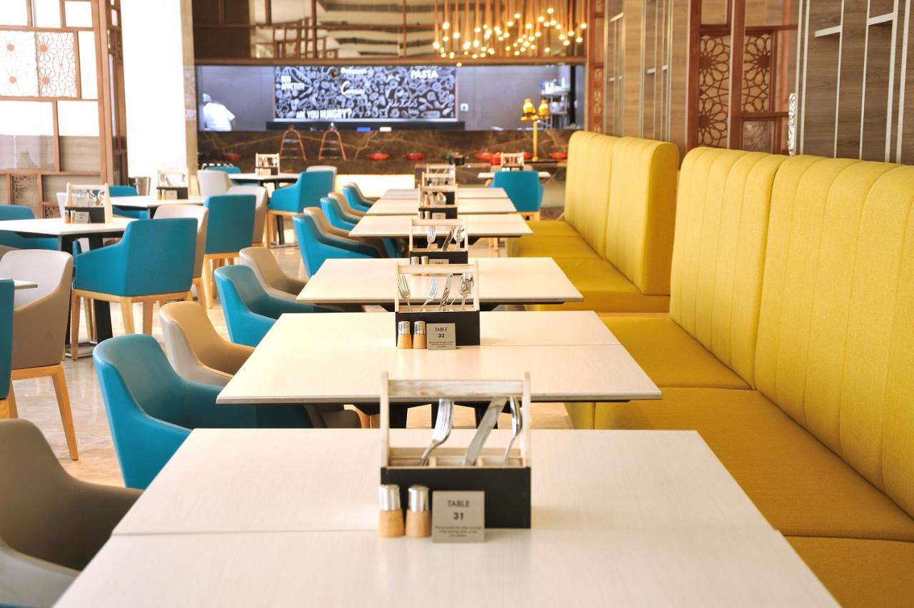 Holiday Inn Gurugram Sector 90 By Ihg Gurgaon Extérieur photo The interior of the restaurant