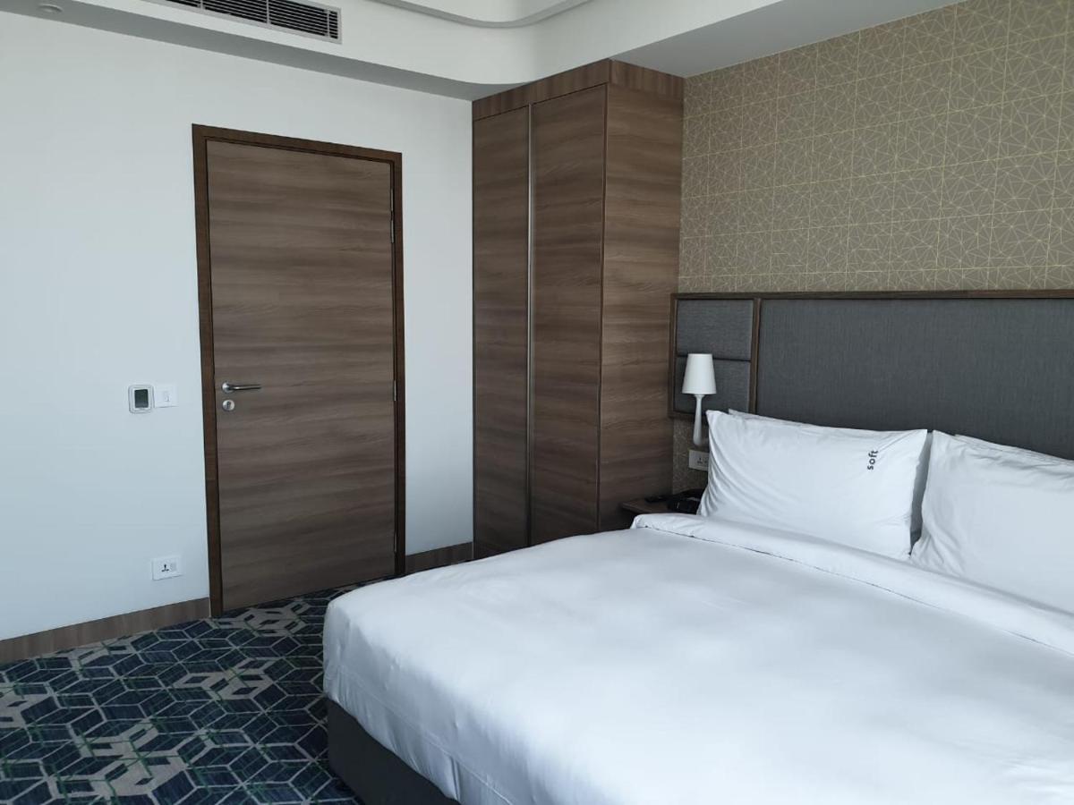 Holiday Inn Gurugram Sector 90 By Ihg Gurgaon Extérieur photo A bedroom at the hotel