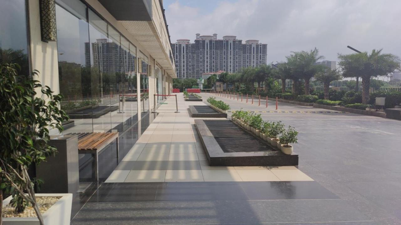 Holiday Inn Gurugram Sector 90 By Ihg Gurgaon Extérieur photo The clubhouse at the campus