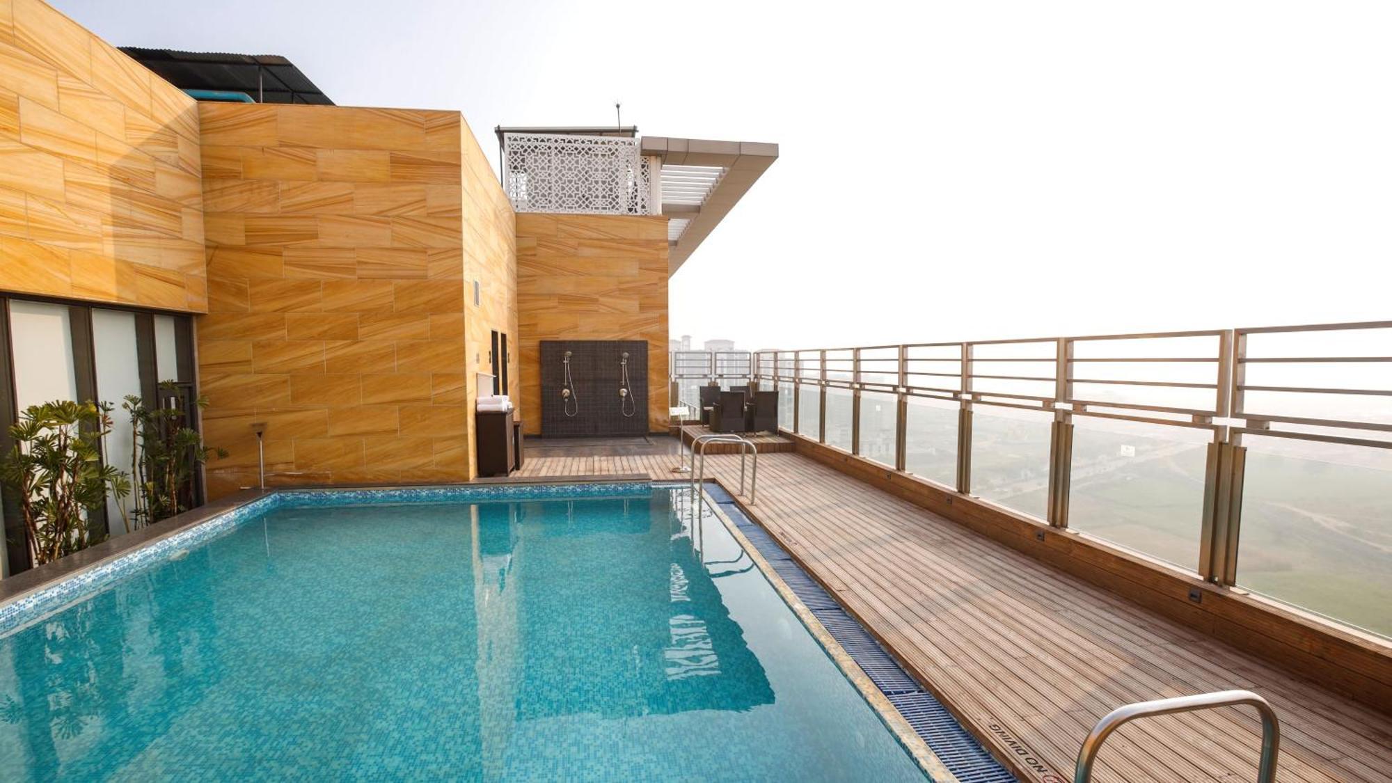 Holiday Inn Gurugram Sector 90 By Ihg Gurgaon Extérieur photo Rooftop pool at the Taj Bengal