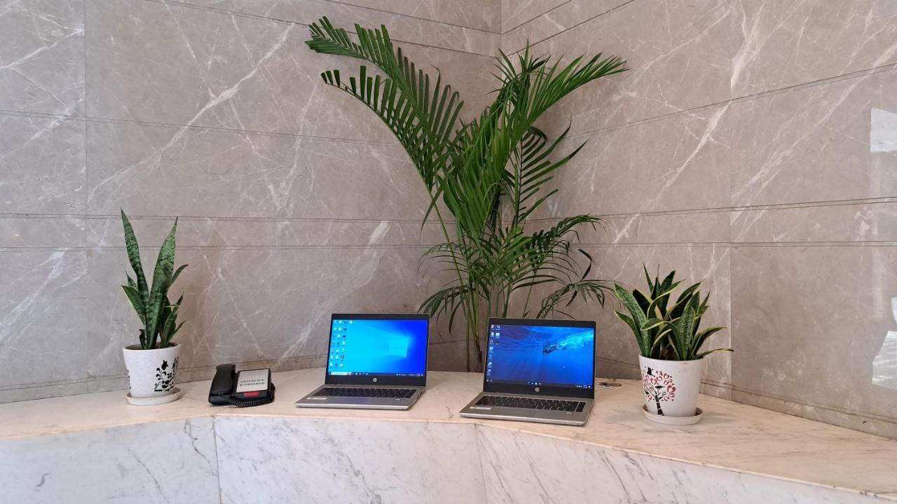 Holiday Inn Gurugram Sector 90 By Ihg Gurgaon Extérieur photo A pair of laptops