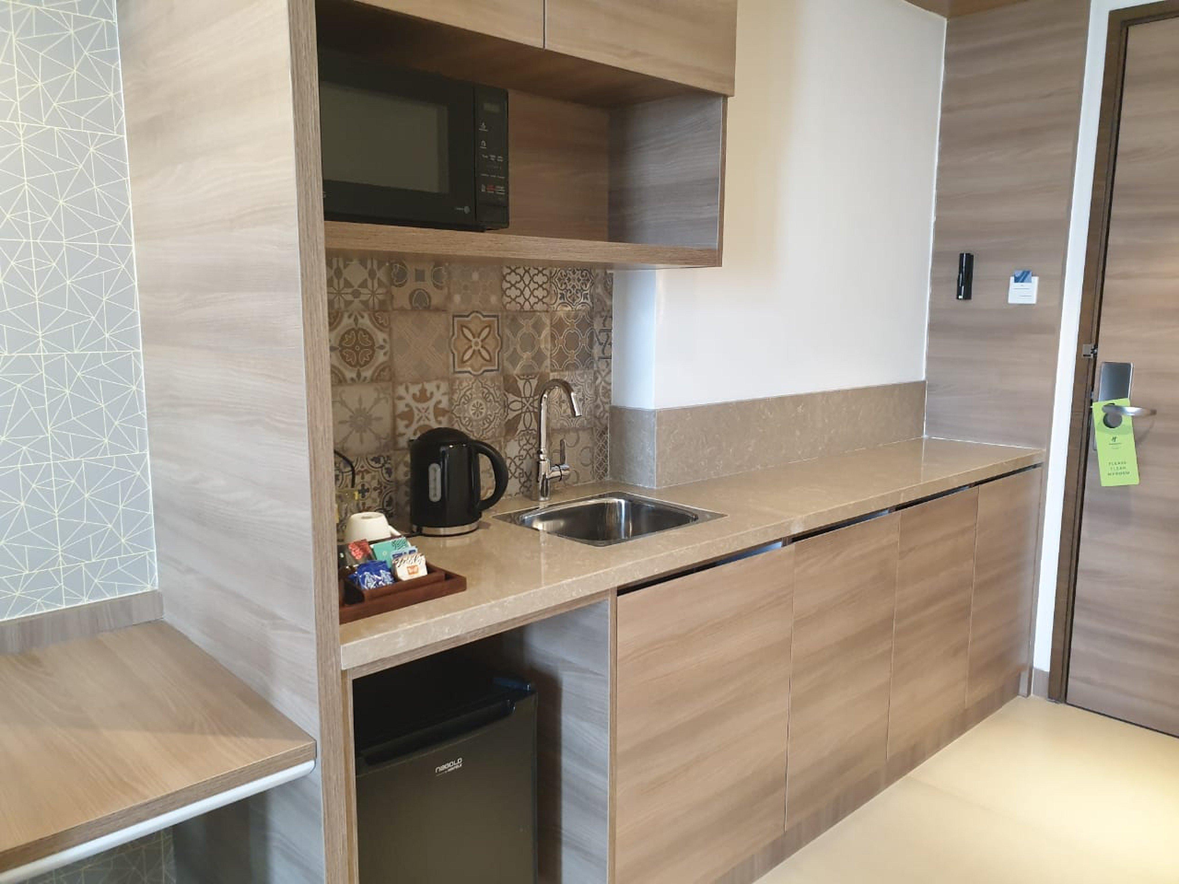 Holiday Inn Gurugram Sector 90 By Ihg Gurgaon Extérieur photo A kitchenette in a hotel room