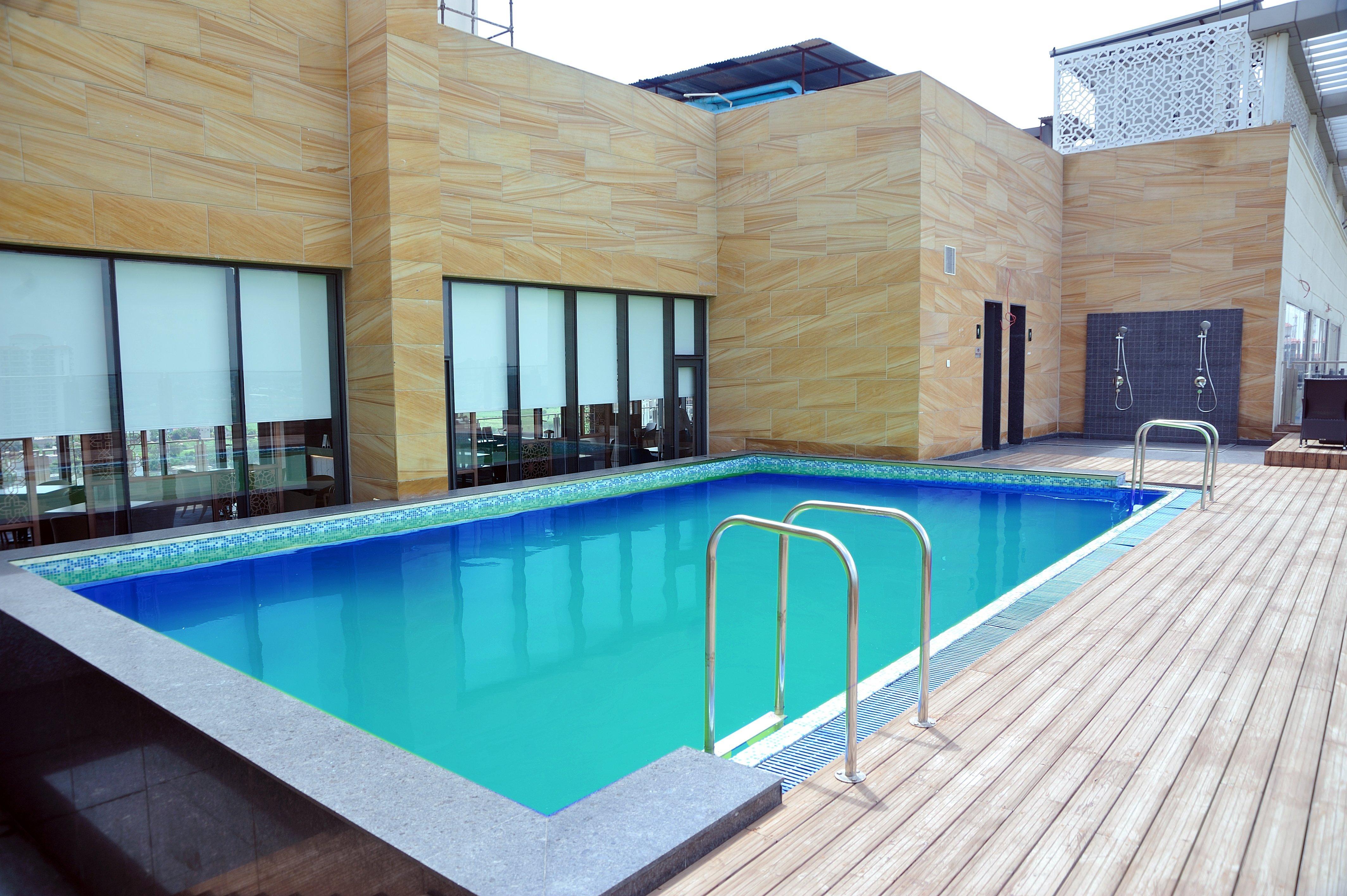 Holiday Inn Gurugram Sector 90 By Ihg Gurgaon Extérieur photo Swimming pool at the hotel