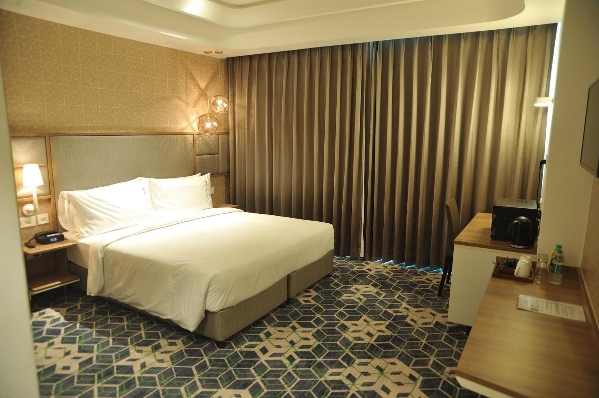 Holiday Inn Gurugram Sector 90 By Ihg Gurgaon Extérieur photo A room at the hotel