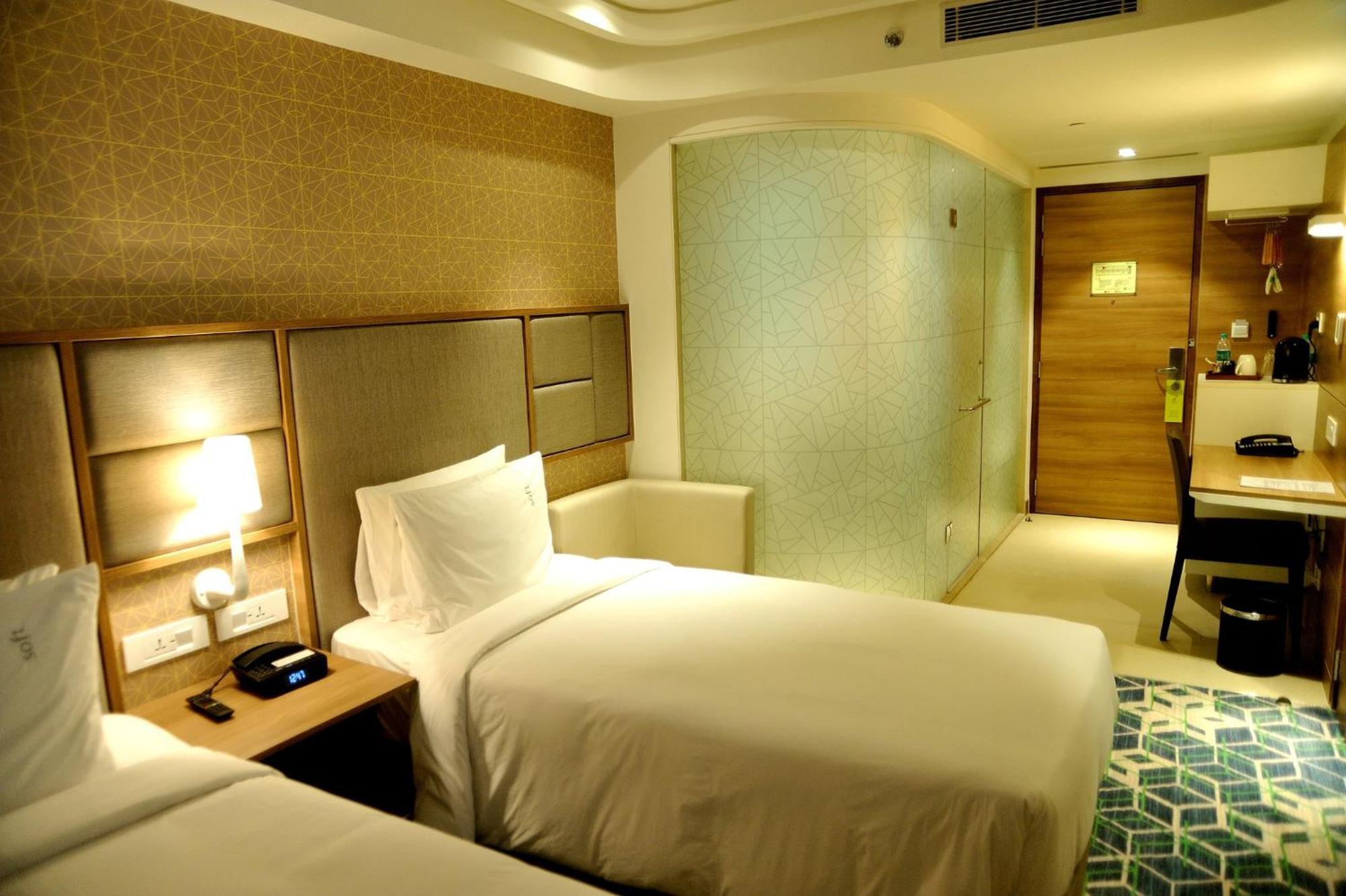 Holiday Inn Gurugram Sector 90 By Ihg Gurgaon Extérieur photo A room at the hotel