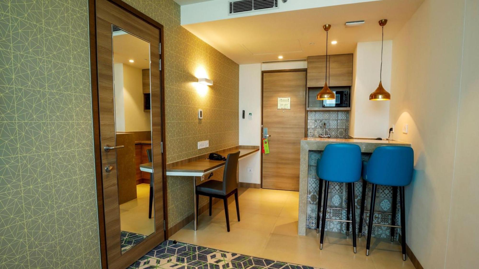 Holiday Inn Gurugram Sector 90 By Ihg Gurgaon Extérieur photo A kitchenette in a hotel room