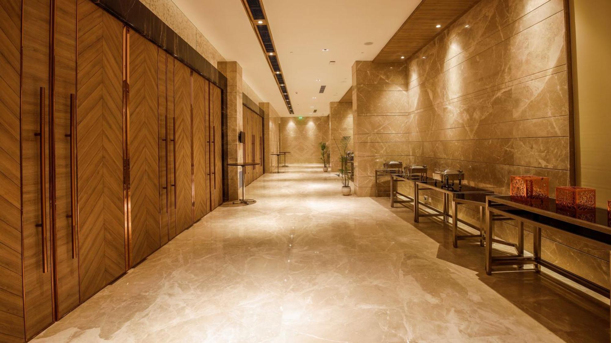 Holiday Inn Gurugram Sector 90 By Ihg Gurgaon Extérieur photo The interior of the hotel