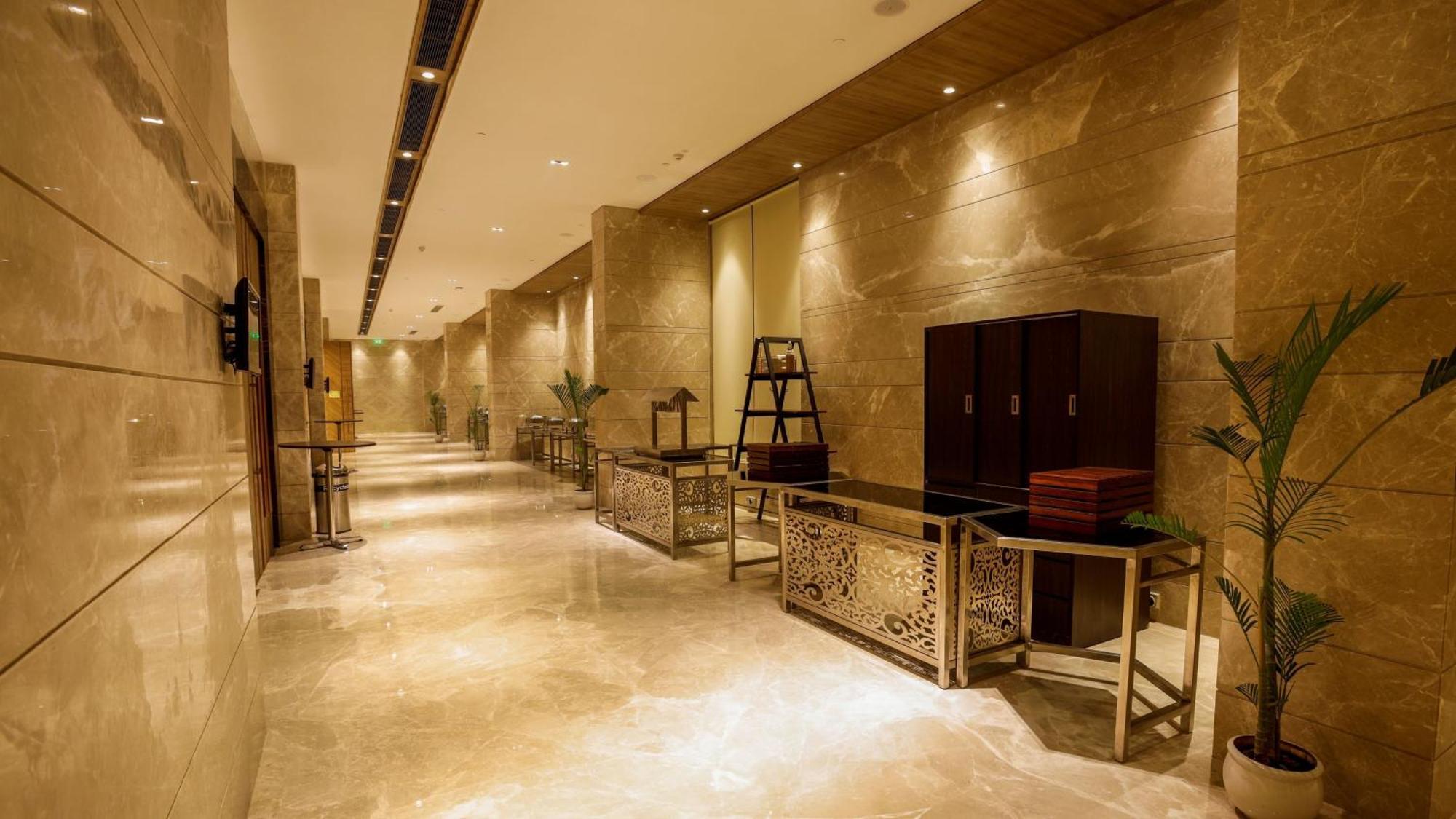 Holiday Inn Gurugram Sector 90 By Ihg Gurgaon Extérieur photo The interior of the hotel