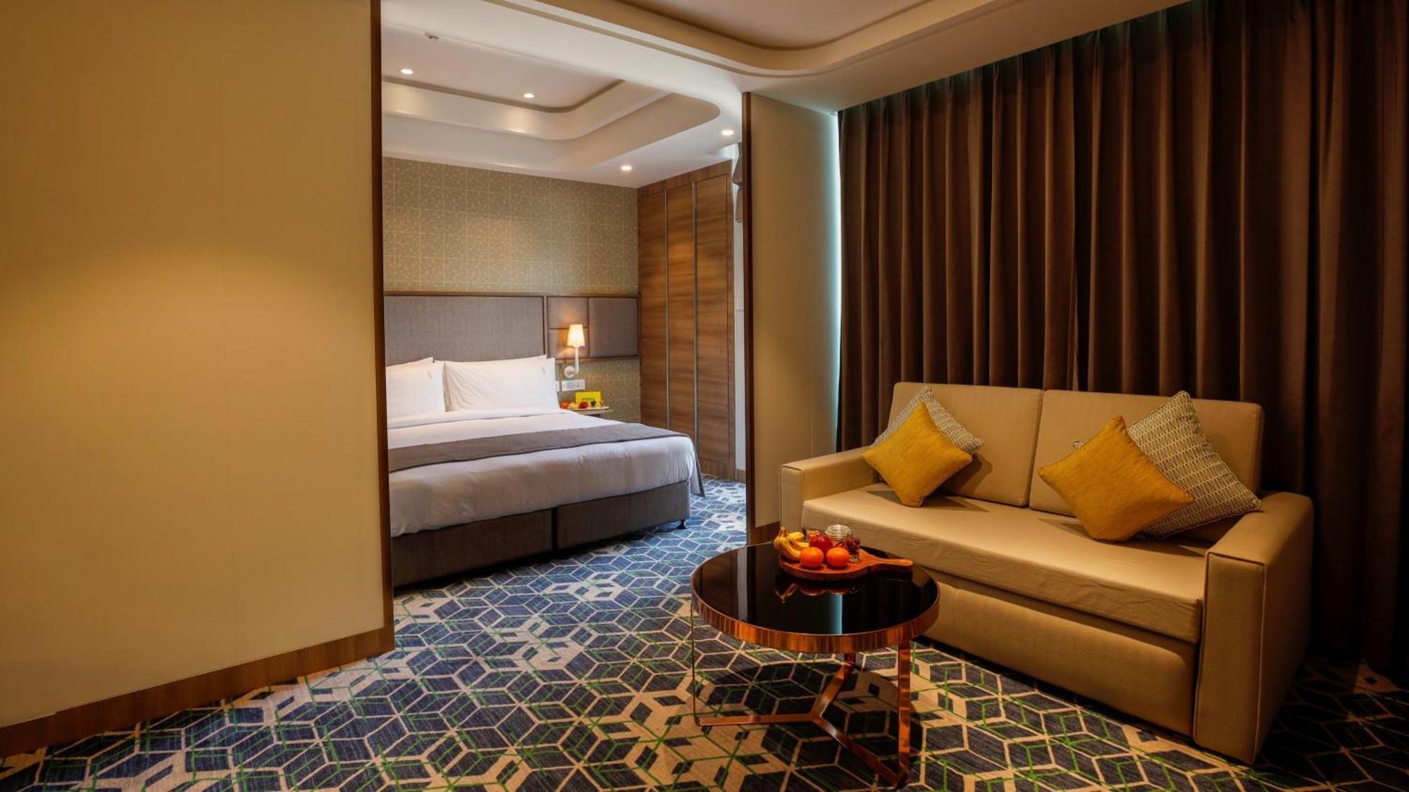 Holiday Inn Gurugram Sector 90 By Ihg Gurgaon Extérieur photo A suite at the hotel