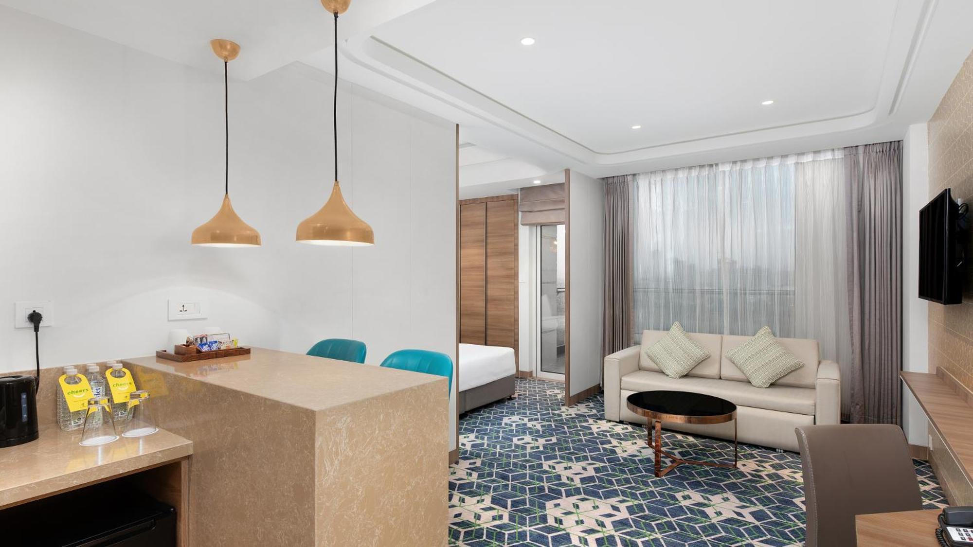 Holiday Inn Gurugram Sector 90 By Ihg Gurgaon Extérieur photo A suite at the hotel