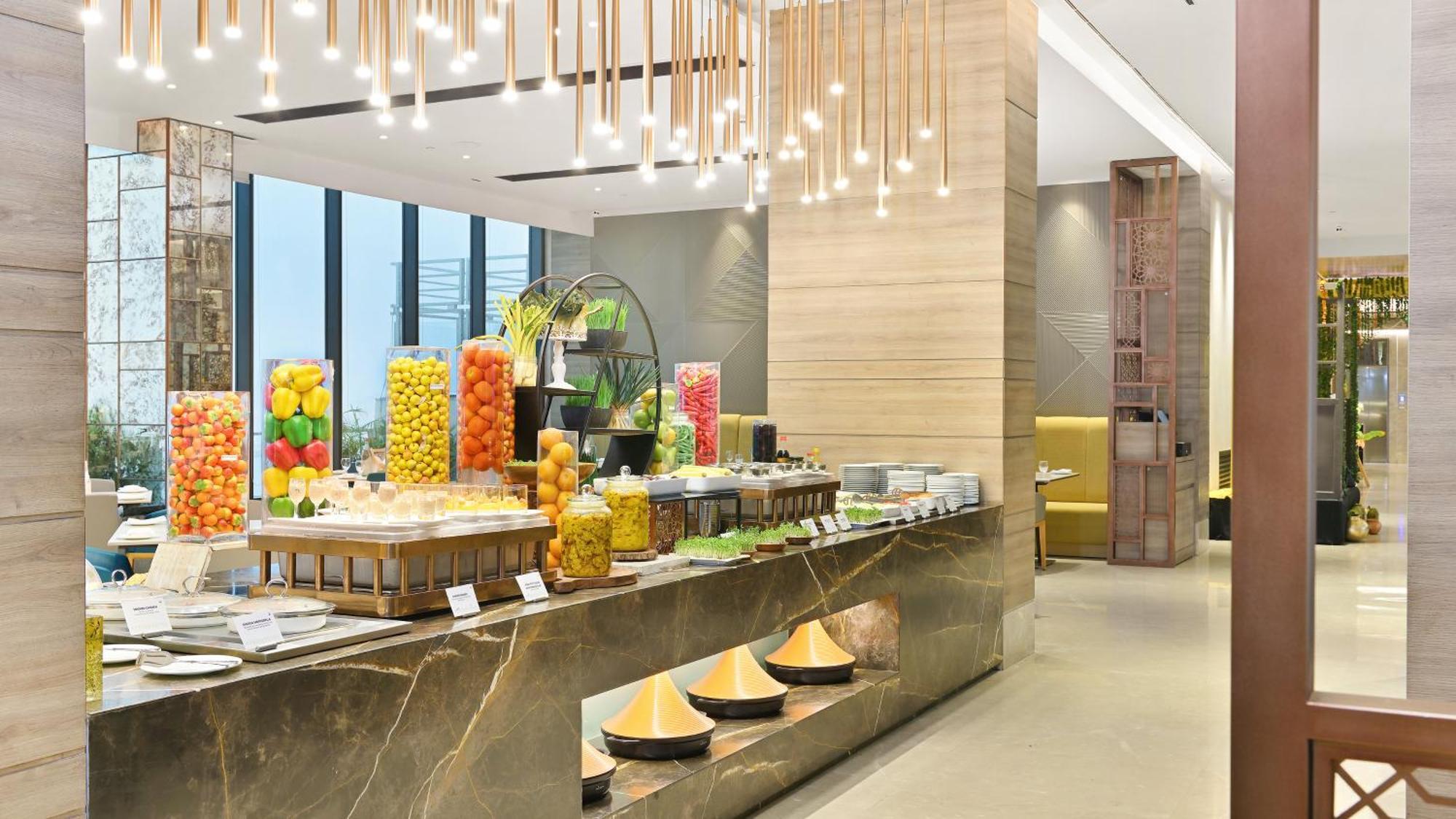 Holiday Inn Gurugram Sector 90 By Ihg Gurgaon Extérieur photo The buffet at the hotel