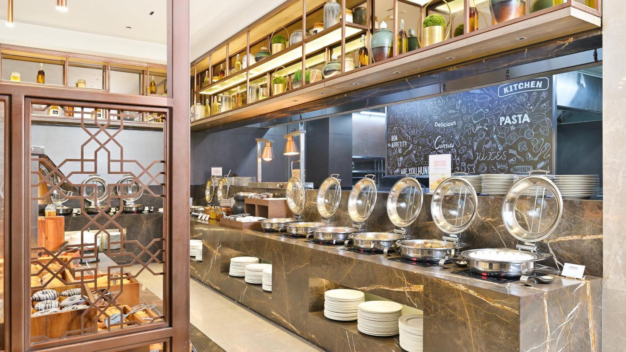 Holiday Inn Gurugram Sector 90 By Ihg Gurgaon Extérieur photo The buffet at the hotel
